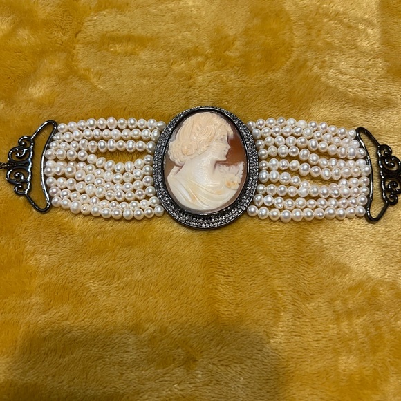 preowned freshwater pearls Cameo Bracelet - Picture 5 of 9